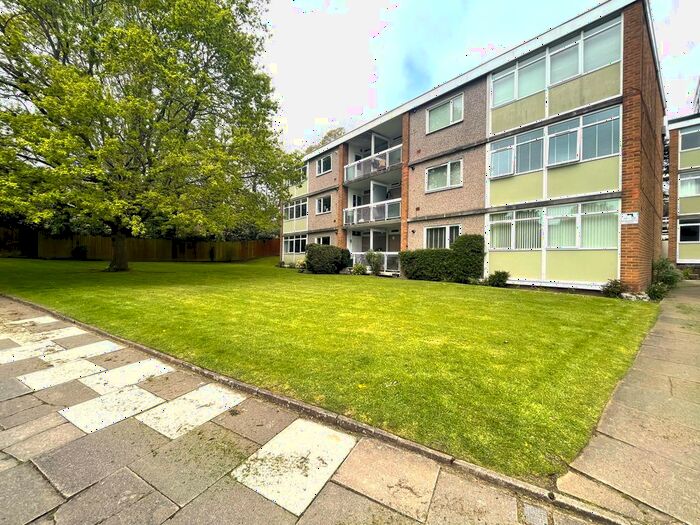 2 Bedroom Flat To Rent In Kenilworth Court, Styvechale, Coventry, CV3