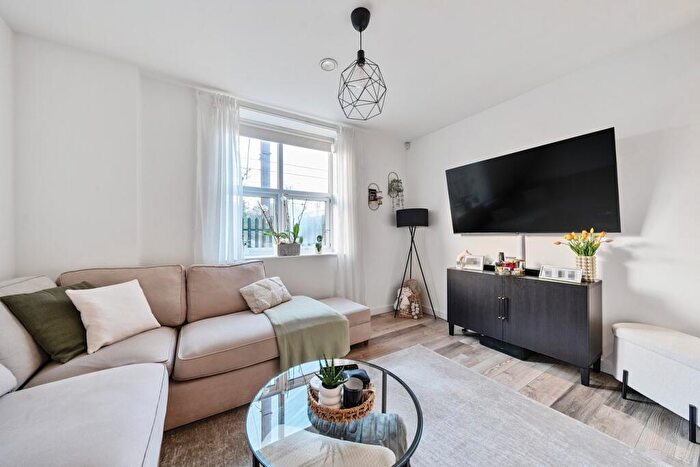 2 Bedroom Flat For Sale In Great North Road, Hatfield, AL9