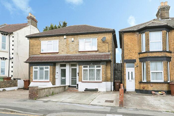 3 Bedroom Semi-Detached House For Sale In Napier Road, Gillingham, Kent, ME7