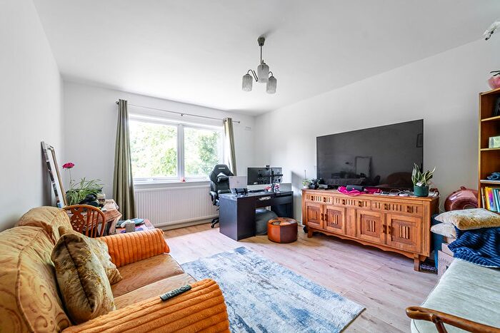 2 Bedroom Flat To Rent In Long Lane, Finchley, London, N3