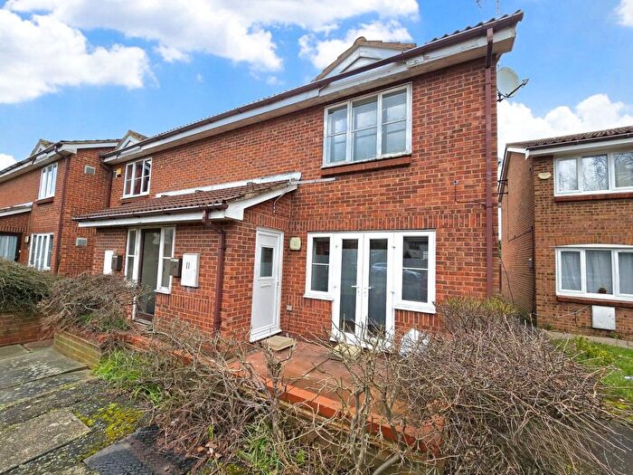 1 Bedroom Flat For Sale In Raywood Close, Hayes, Greater London, UB3