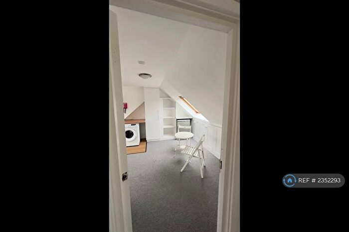 Studio To Rent In Douglas Road, Kingston Upon Thames, KT1