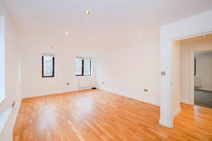 3 Bedroom Flat To Rent In Green Court (), Yeoman's Court, Ware Road, Hertford, SG13