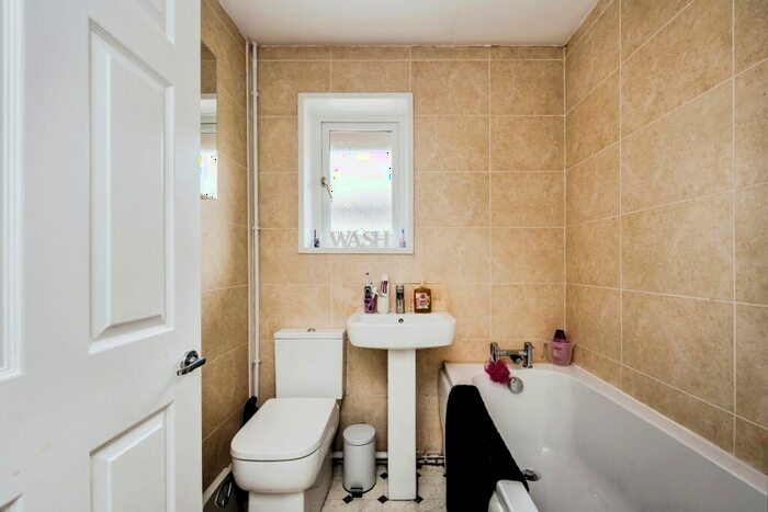 3 Bedroom Bungalow For Sale In Langer Way, Clydach, Swansea, SA6