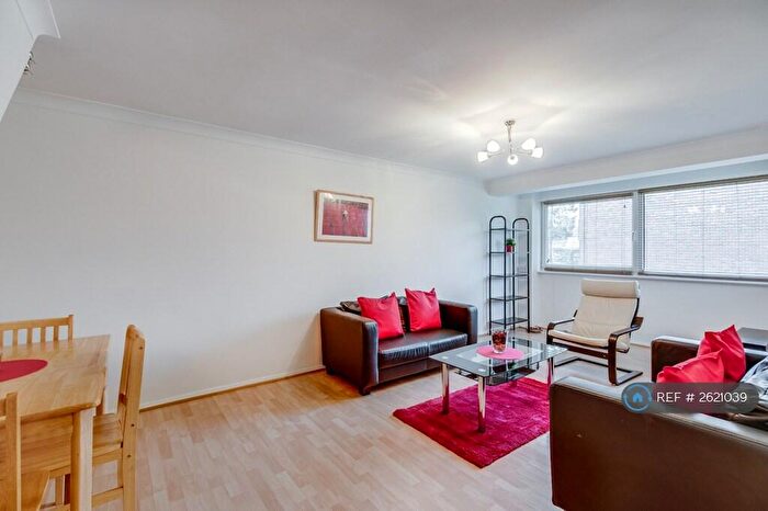 2 Bedroom Flat To Rent In New Wanstead, London, E11