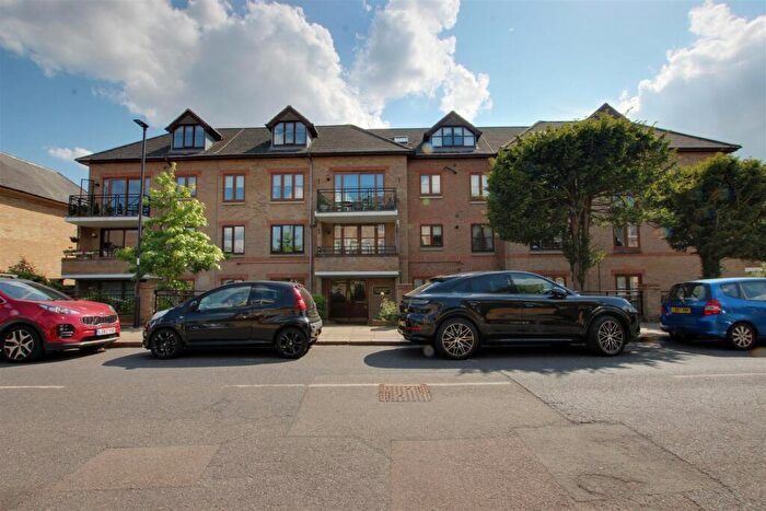 2 Bedroom Flat To Rent In Crescent Road, Enfield, EN2