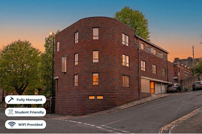 3 Bedroom Flat To Rent In Ambra Vale, Bristol, BS8