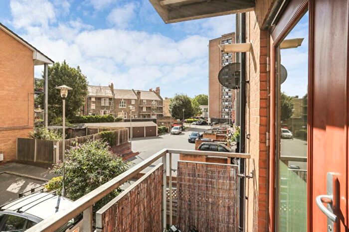 1 Bedroom Flat For Sale In Cazenove Road, London, N16