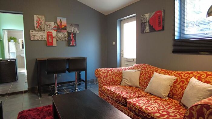 2 Bedroom Flat To Rent In A Kesteven Street - Bed, LN5