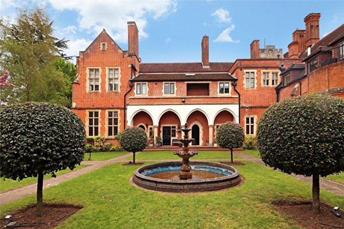 2 Bedroom Flat For Sale In Woking, Surrey, GU22