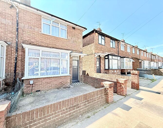 2 Bedroom End Of Terrace House For Sale In Connaught Road, Kingsway, Luton, Bedfordshire, LU4