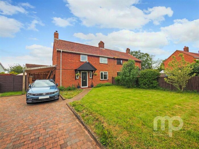 3 Bedroom Semi-Detached House For Sale In Greenways, Bunwell, NR16