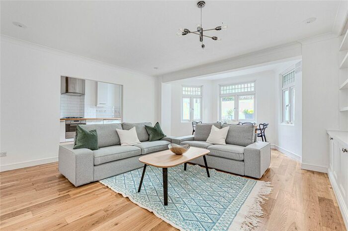 2 Bedroom Flat To Rent In Clapham Common North Side, Battersea, London, SW4