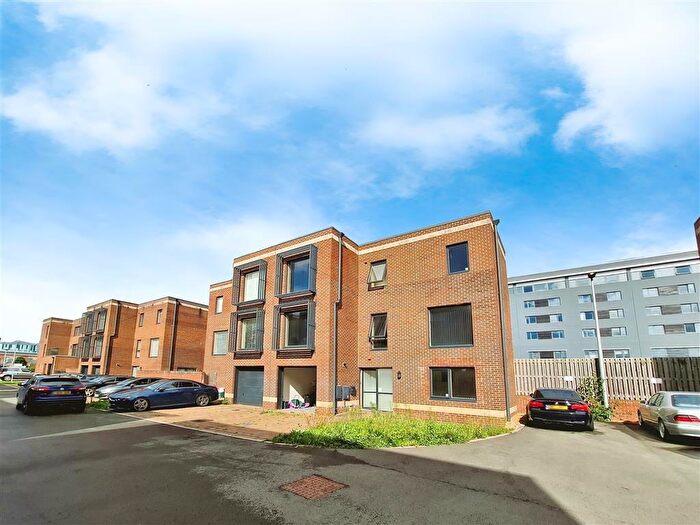 3 Bedroom House To Rent In Swallow Street, Swansea, SA1