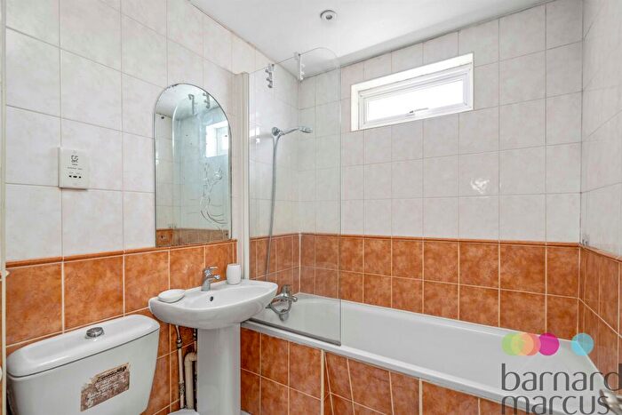 2 Bedroom Flat For Sale In Faber Gardens, London, NW4