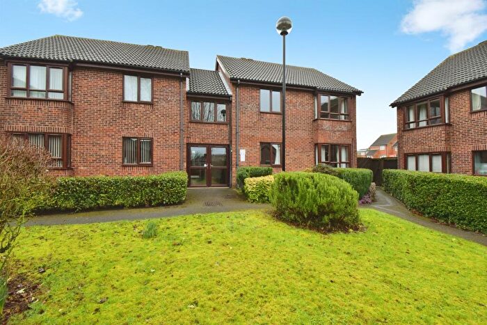 2 Bedroom Flat For Sale In St. Pauls Close, Oadby, Leicester, LE2