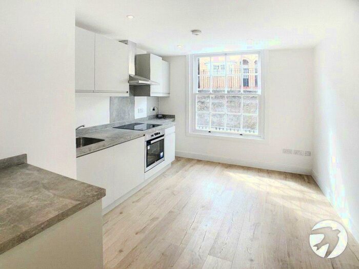 1 Bedroom Flat To Rent In High Street, Rochester, Kent, ME1