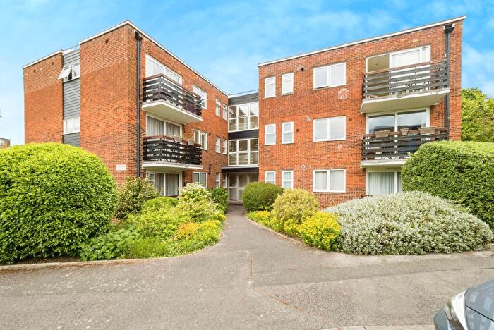 2 Bedroom Flat For Sale In Parkmore Close, Woodford Green, IG8