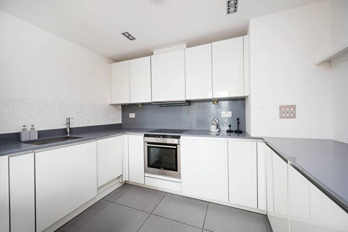 1 Bedroom Flat To Rent In Christopher Court, Aldgate, London, E1