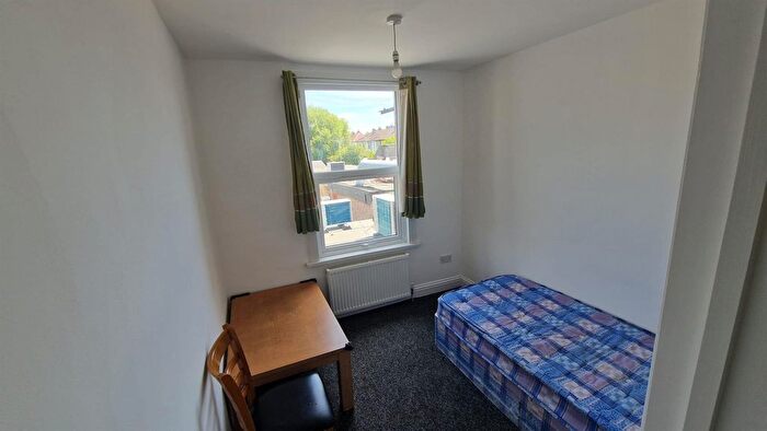 2 Bedroom Flat To Rent In Chingford Mount Road, London, E4