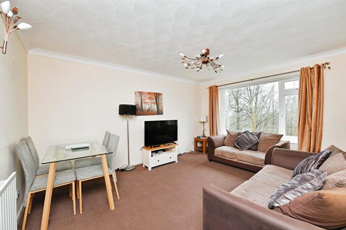 2 Bedroom Flat For Sale In Cressbrook Drive, Plymouth, PL6