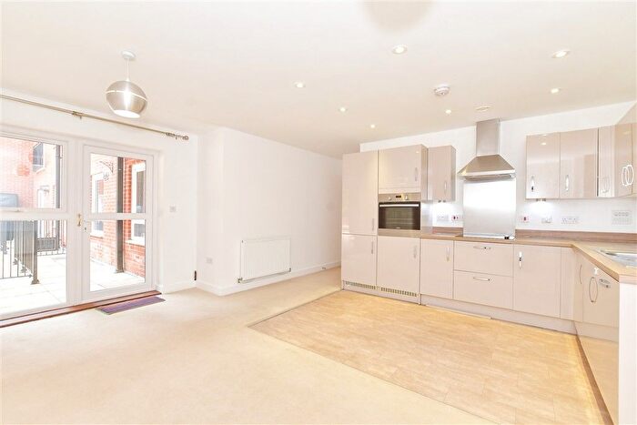 2 Bedroom Flat For Sale In London Road, Horndean, Hampshire, PO8