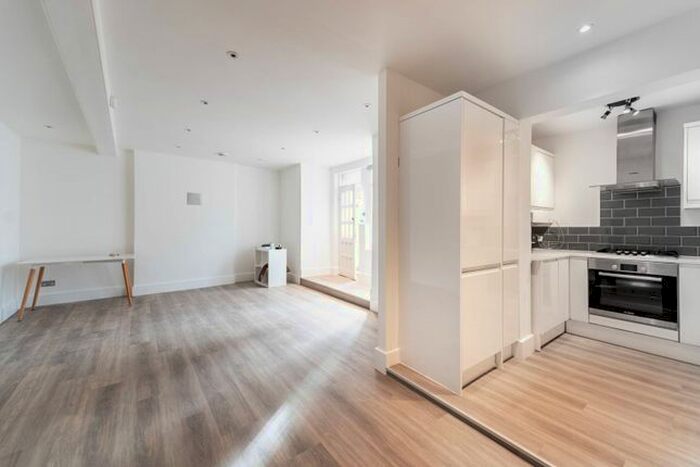 2 Bedroom Flat To Rent In Mount Avenue, Ealing Broadway, London, W5