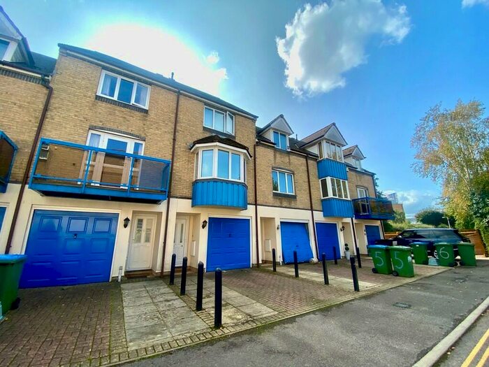 3 Bedroom Town House To Rent In Atlantic Close, Ocean Village, SO14