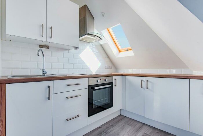 1 Bedroom Flat To Rent In Kingston Road, Epsom, KT19