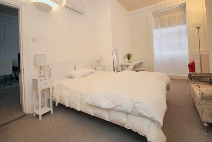 1 Bedroom Flat To Rent In High Street, Godalming, GU7
