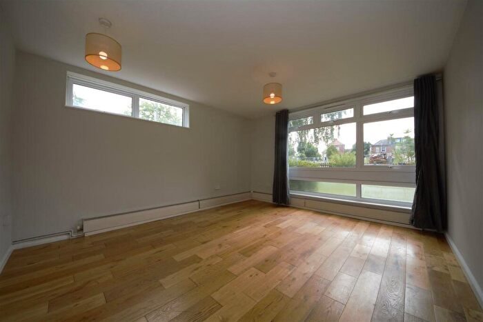 2 Bedroom Flat To Rent In Church Lane, East Finchley, N2