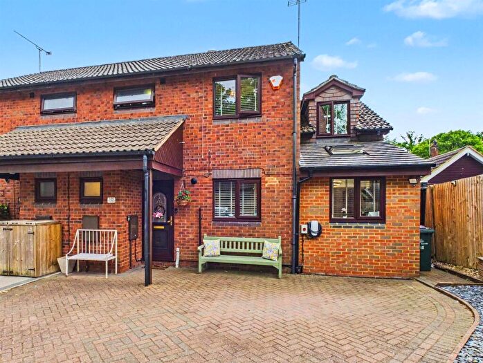 4 Bedroom Semi-Detached House For Sale In Keymer Road, Southgate, RH11