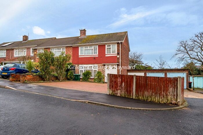 3 Bedroom End Of Terrace House For Sale In Martins Walk, London, N10