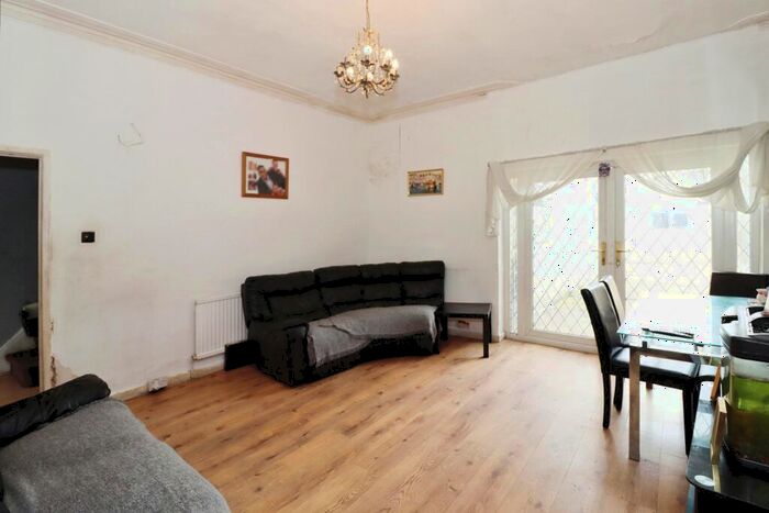 3 Bedroom Terraced House For Sale In Stapleton Road, Bristol, BS5