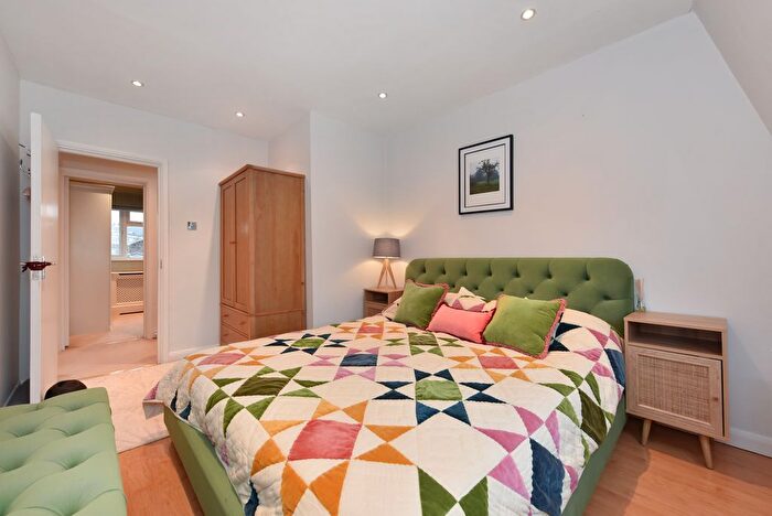 2 Bedroom Flat For Sale In Cleveland Street, London, W1T