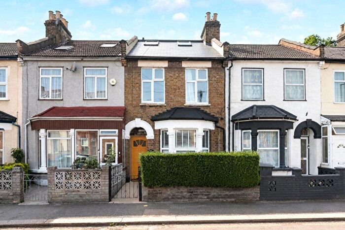 2 Bedroom Flat For Sale In Edinburgh Road, Walthamstow, London, E17