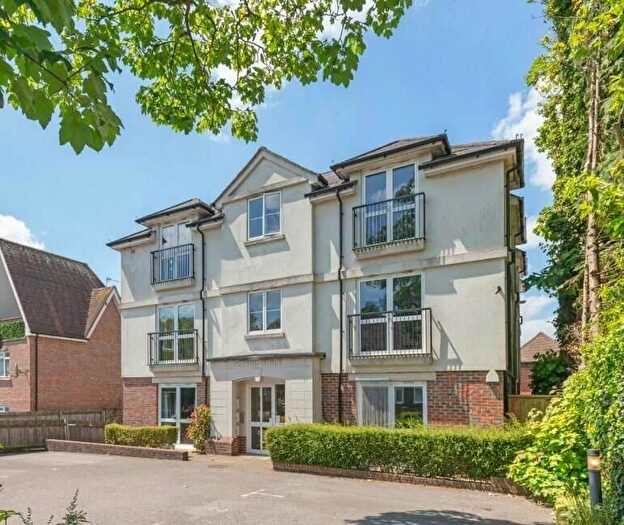 2 Bedroom Flat For Sale In Grove Road, Burgess Hill, RH15