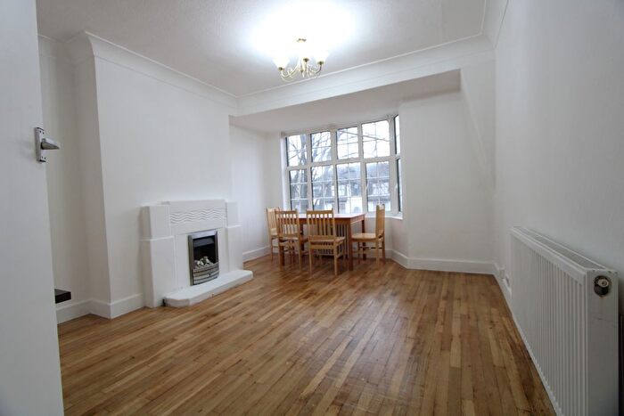 3 Bedroom Flat To Rent In Leigham Avenue, Streatham, SW16