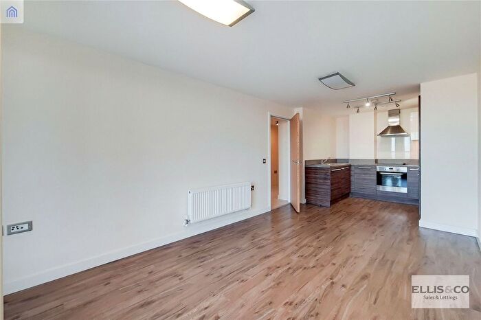 2 Bedroom Flat To Rent In The Green, Southall, UB2