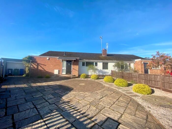 4 Bedroom Semi-detached House To Rent In Parkhill Close, Blackwater, Camberley, GU17