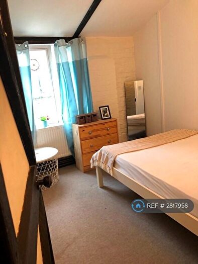 3 Bedroom Flat To Rent In St. Peter's Street Mews, London, N1