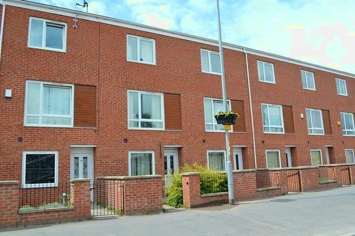 4 Bedroom House To Rent In Guide Post Road, Grove Village, Manchester, M13