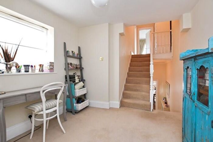 2 Bedroom Flat To Rent In Craven Mews, London, SW11