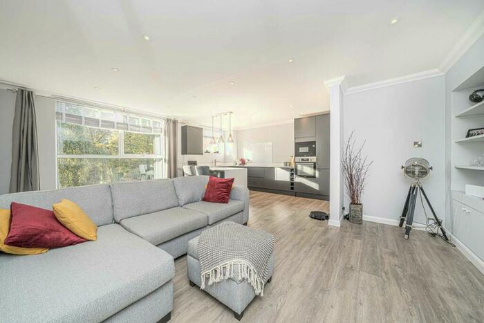 2 Bedroom Flat To Rent In Ellesmere Road, Weybridge, KT13