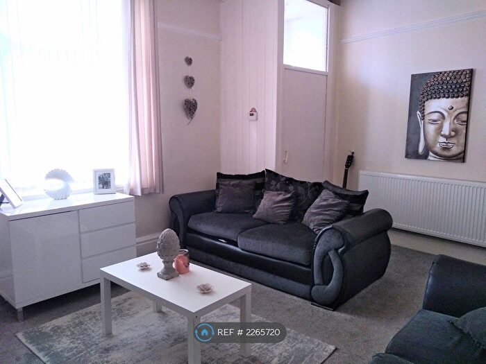 3 Bedroom End Of Terrace House To Rent In Fourth Avenue, Chadderton, Oldham, OL9