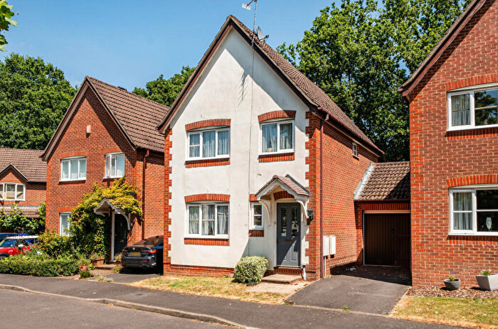 3 Bedroom Link Detached House For Sale In Hazel Close, Colden Common, Winchester, Hampshire, SO21