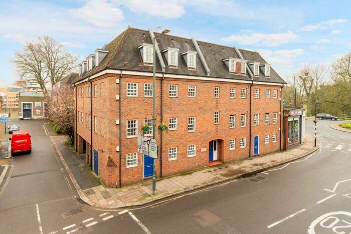 2 Bedroom Apartment To Rent In High Street, Hampton Wick, KT1