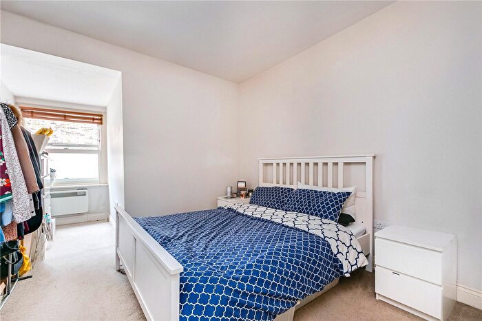 3 Bedroom Flat To Rent In Parkgate Road, London, SW11