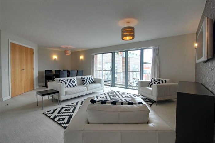 3 Bedroom Apartment To Rent In Islington Gates, Fleet Street, Birmingham City Centre, B3