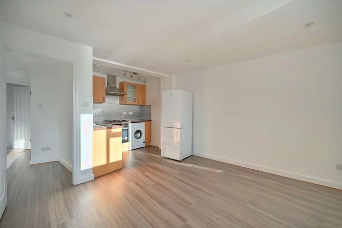 2 Bedroom Flat To Rent In The Triangle, Kingston, Kingston Upon Thames, KT1